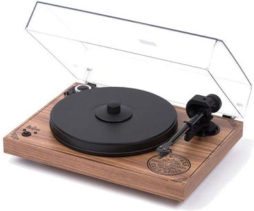 Pro-Ject 2-Xperience SB SGT Pepper pladespiller i valnøddefarvet finish, set ovenfra i et plexiglas-kabinet