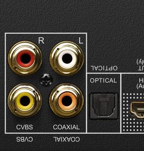 Fire forgyldte audio-/videostik af typen CVBS og koaksial på en sort elektronisk enhed, tæt forfra-visning