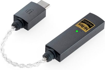 USB-C til 3,5 mm jackstik lydkonverter fra iFi Audio GO Link, mørkegrå mat kabinet, set oppefra og fra siden
