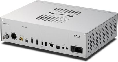 Ψηφιακός μεταφορέας Matrix Audio NT‑1 ασημί από βουρτσισμένο αλουμίνιο, τρισδιάστατη πίσω αριστερή όψη, επάνω μέρος με διάτρητο μοτίβο S και πλευρικοί αεραγωγοί, πίσω πάνελ με συνδέσεις BNC, XLR, RCA, οπτικές, USB, HDMI I²S, LAN, triggers και υποδοχή ρεύματος IEC