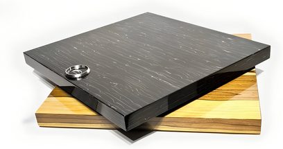 Franc Audio Wood Block SLIM MAX Antivibrations-Plattform, schwarze gemaserte Platte auf hellem Holzsockel