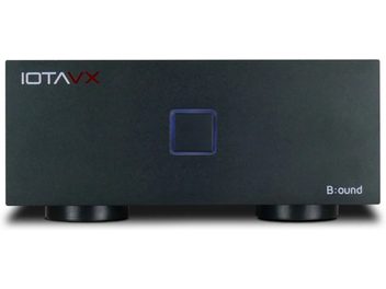Amplificador de potência de alta fidelidade IOTAVX B:ound preto, visto de frente, com botão quadrado central contornado em azul