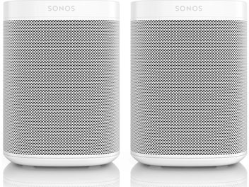 To hvide, cylindriske, trådløse Sonos One (Gen 2) højttalere med metalrist på størstedelen af overfladen, set forfra