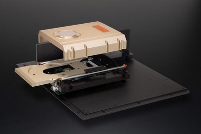 Accuphase DP-770 højttro CD-afspiller, set ovenfra, med åben top, synligt internt mekanisme, mat sort overflade
