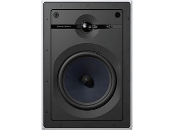 Zapuštěný reproduktor Bowers & Wilkins CWM663, pohled zepředu, černá kruhová mřížka, centrální výškový reproduktor, tmavě šedý povrch