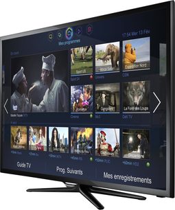 Samsung UE32F5500-fladskærm, der viser en menu med programthumbnails, set forfra på hvid baggrund