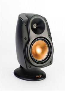 Sort kompakt Klipsch RSX-4 højttaler set forfra, gylden højttalerenhed, diskantdome, afrundet base
