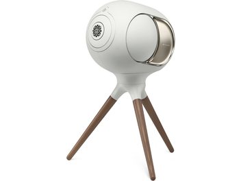Base Devialet TREEPOD en acabado Light Pearl, trípode de madera marrón, núcleo blanco, vista en tres cuartos