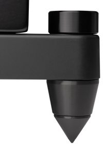Sloupcový reproduktor Heco AURORA XT 700 v tmavém dubu, detailní pohled na černou žebrovanou kuželovou nohu připevněnou k černé obdélníkové základně