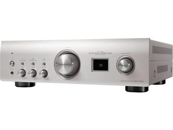 Amplificator integrat stereo Denon PMA-1700NE argintiu, vedere frontală cu comenzi rotative și afișaj CD