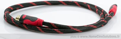 HDMI-kabel HCS Classic HDMI sort og rød flettet, forgyldte HDMI-stik i enderne, danner en løkke på hvid baggrund