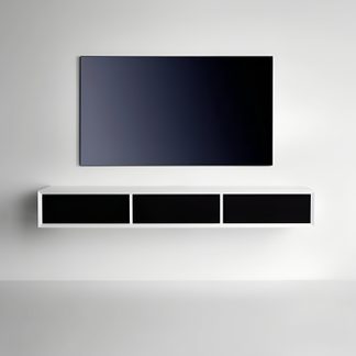 Pantalla plana negra con superficie de vidrio, montada en la pared, sobre un mueble suspendido blanco de madera con tres frentes negros, vista frontal