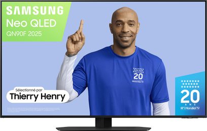 Televizor Samsung TQ50QN90F 2025, pohled zepředu, s Thierrym Henrym na modré obrazovce a tenkým černým rámečkem