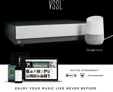 VSSL A.6 hvid stereo hi-fi-forstærker, set forfra, med Google Home-højttaler, smartphone, tablet og Spotify-interface