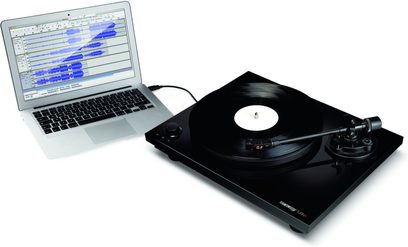 Hi-fi pladespiller Reloop TURN3 i sort, set ovenfra, med tonarm, drejeskive og bærbar computer med audiosekvensersoftware vist