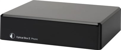 Pro-Ject Optical Box E Phono siyah fono preamplifikatörü, mat siyah dikdörtgen kasa, hafif yukarıdan önden görünüm