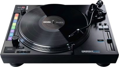 Aukštos kokybės Reloop RP 8000 MK2 juodos spalvos vinilo plokštelių grotuvas, matyti iš viršaus 45° kampu, plokštelių padėklas, nuleistukas, valdymo pultas