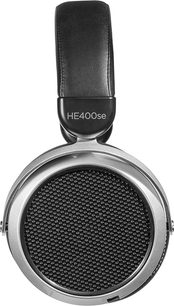 Hifiman HE400se hovedtelefoner i sort, med runde gittrede ørepuder, læderpolstret hovedbøjle, set fra venstre profil