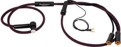 Toppvisning av en Thorens PhonoConnect PHC 150 DIN-RCA 1,5 m phono-kabel med svart og lilla flettet tekstilstrømpe, utstyrt med en vinklet 5-pins DIN-kontakt i svart, to svarte RCA-plugger med gullbelagte kontakter, en jordingsledning med forgylte gaffelterminaler og to svarte sylindere festet til strømpen.