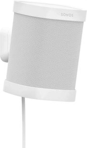 Beyaz Sonos hoparlör duvar askısı, ön yüzünde dikdörtgen delikli metal ızgara, üç çeyrek açıdan görünüm