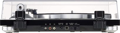 TEAC TN-4D-O sort pladespiller, set forfra, med lukket transparent låg, tonarm, knapper og drejeknapper til justering