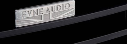 Fyne Audio F501 sort træhøjttaler, nærbillede forfra af det ophøjede metalloge "FYNE AUDIO"