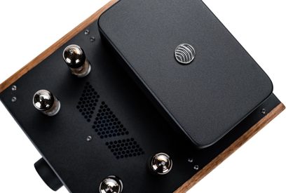 Sluchátkový předzesilovač Feliks Audio Echo MKII Vibe černý se čtyřmi viditelnými elektronkami a dřevěnými bočnicemi, pohled shora