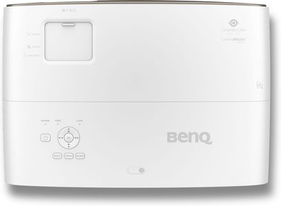 Benq W2700i hvid videoprojektor, set forfra, med kontrolskærm, knapper og logo på toppen