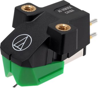 Celulă phono Audio Technica AT-VM95E neagră cu ac de redare verde, vedere din trei sferturi