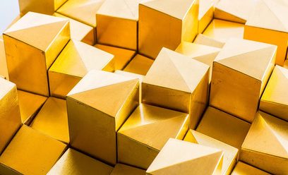 Cuburi aurii stivuite în mod geometric, din metal mat perii, probabil difuzoare acustice Artnovion ALPS W gold