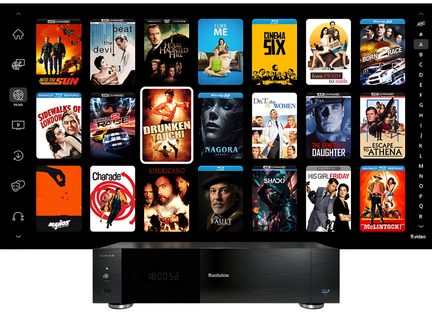 Černý multimediální přehrávač R_volution s rozhraním obalů filmů v mozaice a předním displejem