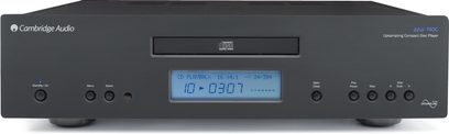 CD přehrávač Cambridge Audio 740C v černé barvě, pohled zepředu, modrý displej, tlačítka a konektory na čelním panelu