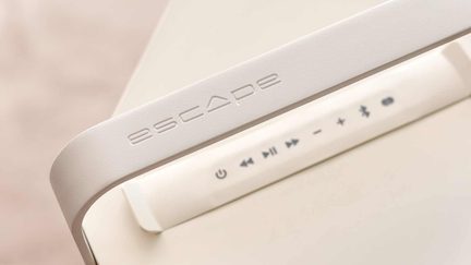 Bærbar Bluetooth-højttaler Escape i beige, nærbillede af håndtaget med præget logo og touch-betjeningselementer