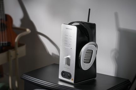 HIFIMAN-forstærker i sort og sølv aluminium, 3/4-visning, knap, frontstik, antenne, sølvfarvet hovedtelefon ophængt