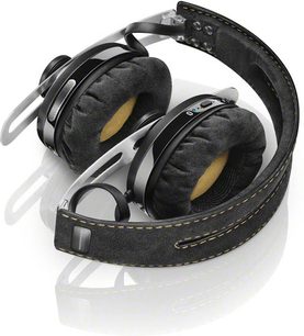 Sennheiser Momentum On-Ear Wireless sort omkringørende hovedtelefoner, hovedbøjle og ørepuder i læder, trekvartersvisning