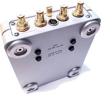 ClearAudio Basic V2 silverfärgad förförstärkare för skivspelare, ovanifrån, 5 guldiga knappar, 2 strömbrytare, anslutningar på baksidan