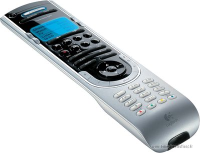 Univerzální dálkový ovladač Logitech Harmony 525 stříbrnošedý, pohled zepředu, modrý LCD displej, černá a šedá tlačítka