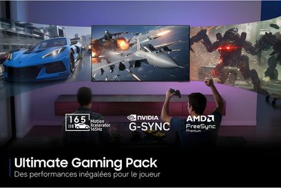 Samsung TQ55S95H fladskærms-tv, der viser et racing- og kampspil i en gamerstue