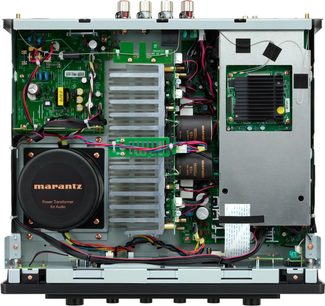 Amplificador hi-fi estéreo 60n, vista desde arriba, componentes internos visibles, transformador circular negro, circuitos impresos verdes, cables multicolores, disipador de calor plateado, conectores RCA en la parte superior