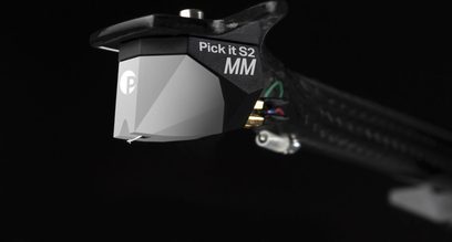 Pladespillerpickup med karbonarm, sort "Pick it S2 MM" pickupholder og farvet kabling
