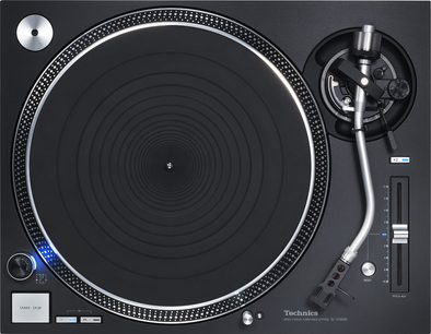 Technics SL-1210GREGK pladespiller, set ovenfra, mat sort plade, sølvfarvet tonarm, blå knapper og indikatorer