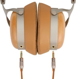 Sivga SV021 PRO hifi-hoofdtelefoon, close-up van de camelkleurige oorkussens en de twee aansluitingen van de afneembare kabel