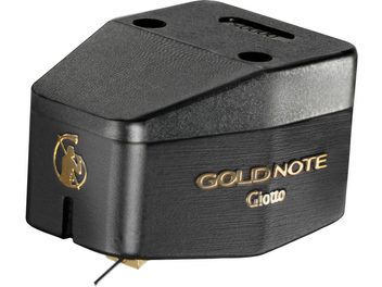Testina per giradischi hi-fi Gold Note Giotto nera vista di tre quarti con scritta dorata e puntina visibile
