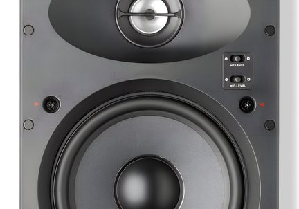 Cassa nera opaca, pannello frontale in plastica, vista frontale, tweeter a cupola, woofer, due interruttori HF/MID