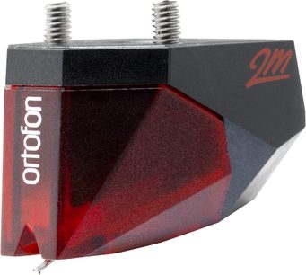 Κεφαλή πικάπ Ortofon 2M Red Verso σε κόκκινο και μαύρο χρώμα, τραπεζοειδές σώμα, βελόνα διαμαντιού, κοντινό πλάνο