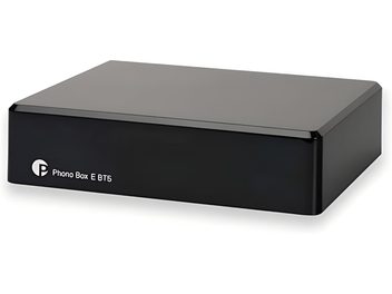Preamplificatore phono Pro-Ject Phono Box E BT5 nero visto frontalmente, case rettangolare in alluminio spazzolato