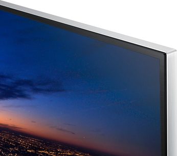 Samsung UE48HU7500-tv, mørkeblå slukket skærm, smal sølvfarvet ramme, set fra siden i let nedadgående vinkel