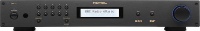Sort Rotel RT-11 tuner, frontpanel med LCD-skærm der viser "BBC Radio 6Music", knapper, drejeknap og USB-port