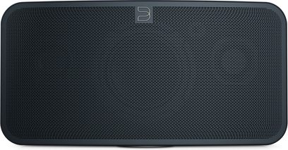 Trådløs forbundet BlueSound PULSE MINI-højttaler i sort set forfra, perforeret metalgitter over hele overfladen