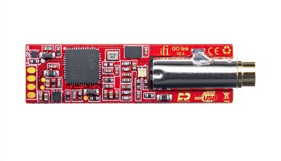 iFi GO link v2.3 rød USB-lydkonverter, set ovenfra, med synlige USB- og 3,5 mm jackstik